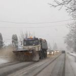 Ninge în județul Suceava. Drumarii au intervenit cu utilaje și sare