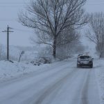 Trafic rutier blocat din cauza zăpezii, pe un drum naţional din Olt