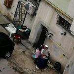 Vase spălate în spatele blocului, în butoi, la o patiserie din Slatina. Inspectorii sanitari, în control- VIDEO