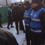 Jandarmi din Craiova şi judeţul Olt, chemaţi la Rusăneşti, unde autorităţile încearcă de două zile să omoare porcii sătenilor – VIDEO