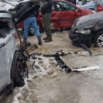 Opt mașini avariate, după ce un șofer de TIR a intrat în ele, într-o parcare din Iași
