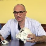 PREMIERĂ: Chirurgii din Bacău au reconstruit capul aproape zdrobit al unui tânăr