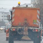 Drumarii au intervenit cu 21 de utilaje și împrăștiat peste 100 tone de material antiderapant după ce în județul Suceava a nins