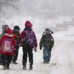 Câteva sute de elevi au întârziat sau au lipsit de la școală din cauza ninsorii