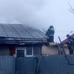 Acoperișul unei case din Bârlad, mistuit de flăcări