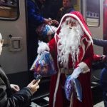 La invitația primăriei, Moș Crăciun a sosit ieri cu trenul în gara Oradea