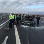 FOTO| Accident pe autostrada A1, între Orăştie şi Deva. O maşină a luat foc după impactul cu parapeţii