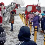 Foto| Moș Crăciun a venit cu autoscara de pompieri, pentru 100 de copii din Dâmbovița