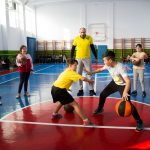 Baschetbaliştii CSU Sibiu devin antrenori de ocazie în şcolile sibiene