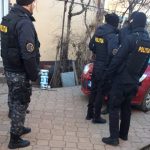 Importante sume de bani, găsite de poliţişti la locuinţele unor contrabandişti de ţigări din Olt – FOTO
