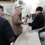 Consilierii și primarul din Băcia au dăruit pachete vârstnicilor din comună