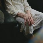 O bătrână de 84 de ani, luată la pumni de doi tineri