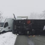 Un camion răsturnat a blocat un important drum din Gorj