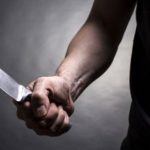 Un minor a fost amenințat cu un cuțit și tâlhărit în apropierea unui supermarket din Alba Iulia