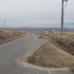 Dispar grămezile de nisip depozitate pe un drum din Gorj
