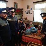Peste 80 de copii din Slănic Moldova au primit daruri de la polițiști
