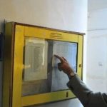 Mesaj la avizierul unui bloc din Iași: „Preotul să vină cu chitanțier“