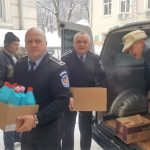 Polițiștii locali suceveni au oferit cadouri copiilor de la Centrul de Zi “Sfânta Vineri” și bătrânilor de la Căminul Solca FOTO