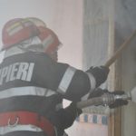 Pompierii au dus bani și cadouri unei familii din Brastavățu, a cărei casă a ars într-un incendiu
