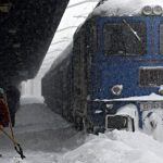 Tren blocat în Defileul Jiului. Pasagerii sunt transportați la Petroșani cu microbuzele