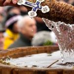 Peste 2.000 de sticle cu apă sfințită vor fi împărțite credincioșilor de Bobotează, la Sfântu Gheorghe