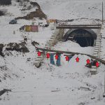 FOTO| Investiție de sute de milioane de lei, blocată de… o țeavă. Tunelul feroviar de la Turdaș nu poate fi terminat din pricina unei conducte