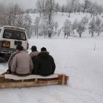 FOTO| Deszăpezire „made in România”, într-un sat de munte din Hunedoara. Oamenii își curăță singuri drumul