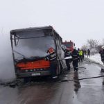 Autobuz cu călători, cuprins de un incendiu pe un drum din Olt. Pasagerii au fost evacuaţi de şofer