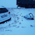 Zăpadă face „victime”, la Craiova. Au ajuns la spital după ce au lovit cu mașinile un stâlp de beton