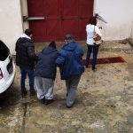 UPDATE: VIDEO Abia se ține pe picioare, dar a omorât un om cu toporul