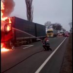 VIDEO. Un TIR a fost cuprins de flăcări pe un drum din Olt