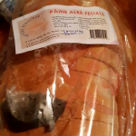 ȘOCANT. Un șoarece mort, descoperit într-o pungă cu pâine!