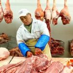 Locuri de muncă la tranșat carne în Irlanda. Ora, plătită cu aproape 10 euro