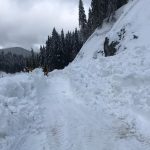 VIDEO Două utilaje surprinse (din nou) de avalanșe, în Bucegi. Drumul este blocat
