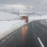 În noaptea de joi spre vineri a nins abundent și a  fost viscol în Pasul Tihuța. Se intervine cu autofreza pe DN 17 pentru a lărgi platforma drumului (VIDEO)
