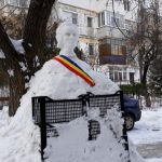 Bustul lui Eminescu, sculptat în zăpadă de un gălățean iubitor de frumos