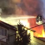 Flăcări înalte la mansarda unui bloc din Timișoara. VIDEO