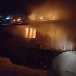 Foc în miez de noapte într-o gospodărie din Ulciug. Intervenţia pompierilor, îngreunată