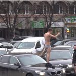 Doi tineri s-au ales cu dosar penal în urma unei farse. Au blocat două intersecții din Ploiești și au ieșit dezbrăcați din mașini VIDEO