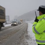 Circulaţie restricţionată pe DN11 în Pasul Oituz din cauza ninsorii