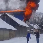 Două locuințe, afectate de un incendiu. O persoană a avut nevoie de îngrijiri medicale (FOTO-VIDEO)