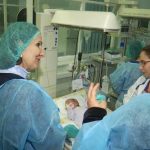 Bebelușul salvat de neonatologii din Slatina a fost vizitat de Sorina Pintea