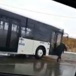 VIDEO De cascadorii râsului! Un autobuz nou se plimbă…fără șofer…prin Ploiești!