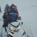 VIDEO Sute de turiști, blocaţi pe munte, la Cota 2000 din cauza vremii extreme