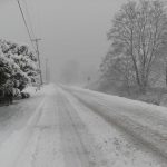 Șoselele din vest sunt acoperite de zăpadă sau polei. VIDEO!