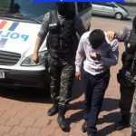Craiovean fără permis, reţinut de poliţişti după ce, băut fiind, a fugit de poliţişti şi a lovit două maşini parcate