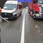 Impact frontal între două microbuze din Olt, pe un drum național din Vâlcea – FOTO
