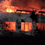 Cinci ore le-a luat pompierilor să stingă un incendiu izbucnit la o locuinţă din Grădinile. Casa a fost distrusă aproape în totalitate – FOTO&VIDEO