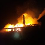 Un coș de fum deteriorat a provocat un incendiu într-un sat de pe Valea Bîrgăului