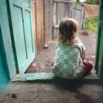 Mii de copii din județul Neamț au părinții plecați în străinătate. Situație dramatică și la nivel național